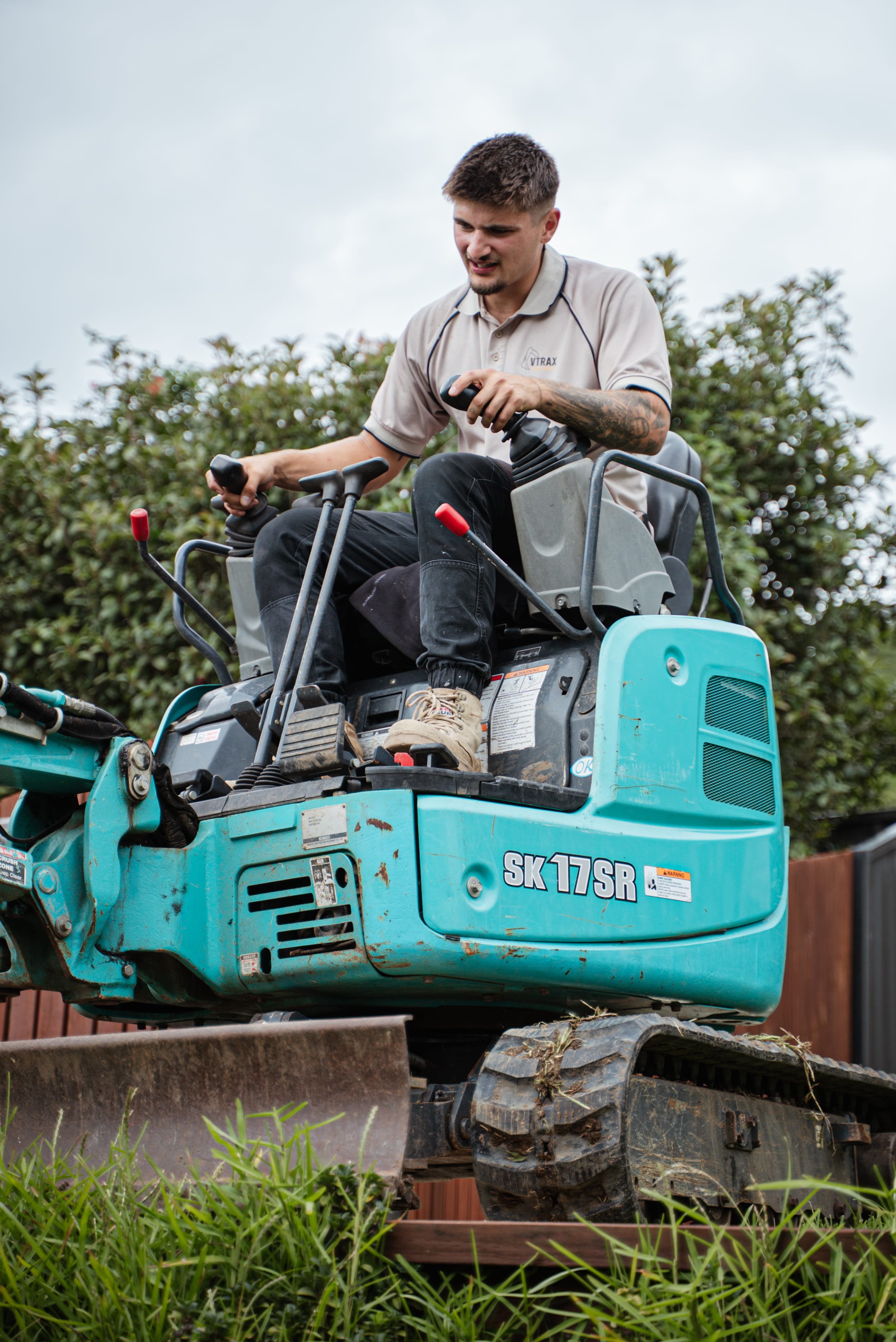 Mini excavator for wall excavation